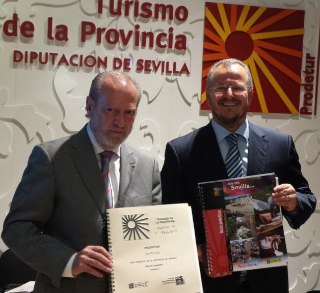 Fernando Rodríguez y Patricio Cárceles muestran las dos versiones, en tinta y en braille, de la guía turística