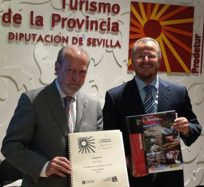 Fernando Rodríguez y Patricio Cárceles muestran las dos versiones, en tinta y en braille, de la guía turística