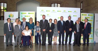 Foto de familia de los galardonados y autoridades