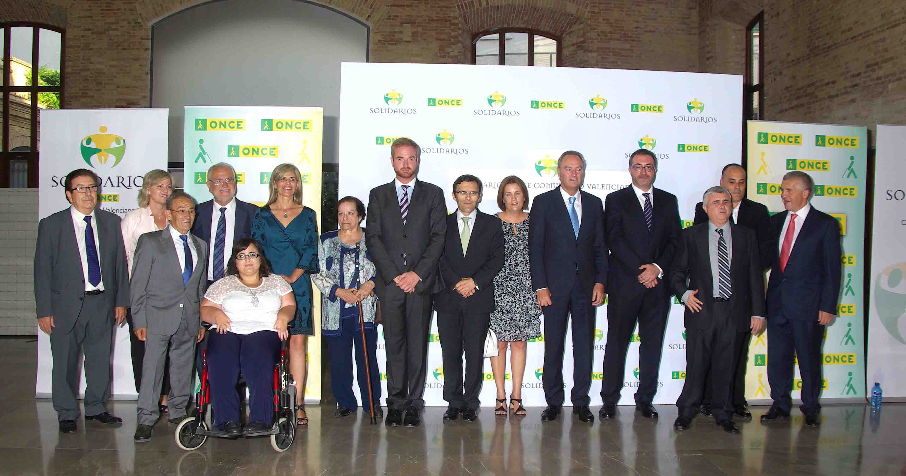 Foto de familia de los galardonados y autoridades