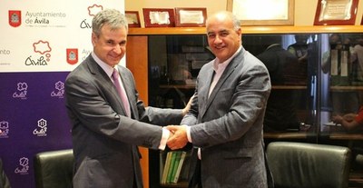 Jon Cortina (a la izquierda) rubrica con un apretón de manos el convenio con el alcalde Ávila, García Nieto Jon Cortina (a la izquierda) rubrica con un apretón de manos el convenio con el alcalde Ávila, García Nieto
