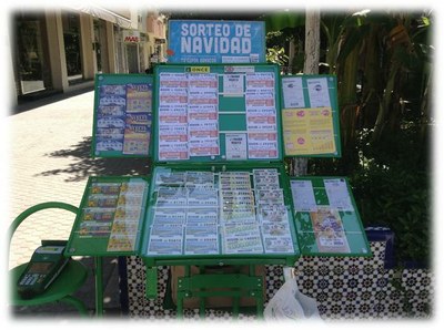 Modelo A4 de expositor de productos de juego ONCE, abierto y mostrando todo tipo de ofertas