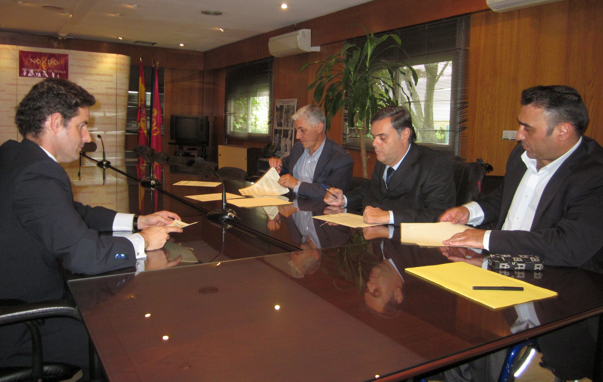 Momento preciso de la firma del convenio que hará más accesible la capital Hispalense