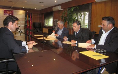 Momento preciso de la firma del convenio que hará más accesible la capital Hispalense