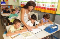 Niña ciega en el aula junto a sus compañeros