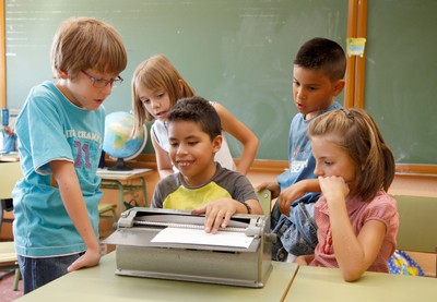 Niño ciego en el aula junto a sus compañeros