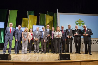 Premiados y autoridades en Andalucía sobre el escenario tras recoger los premios 