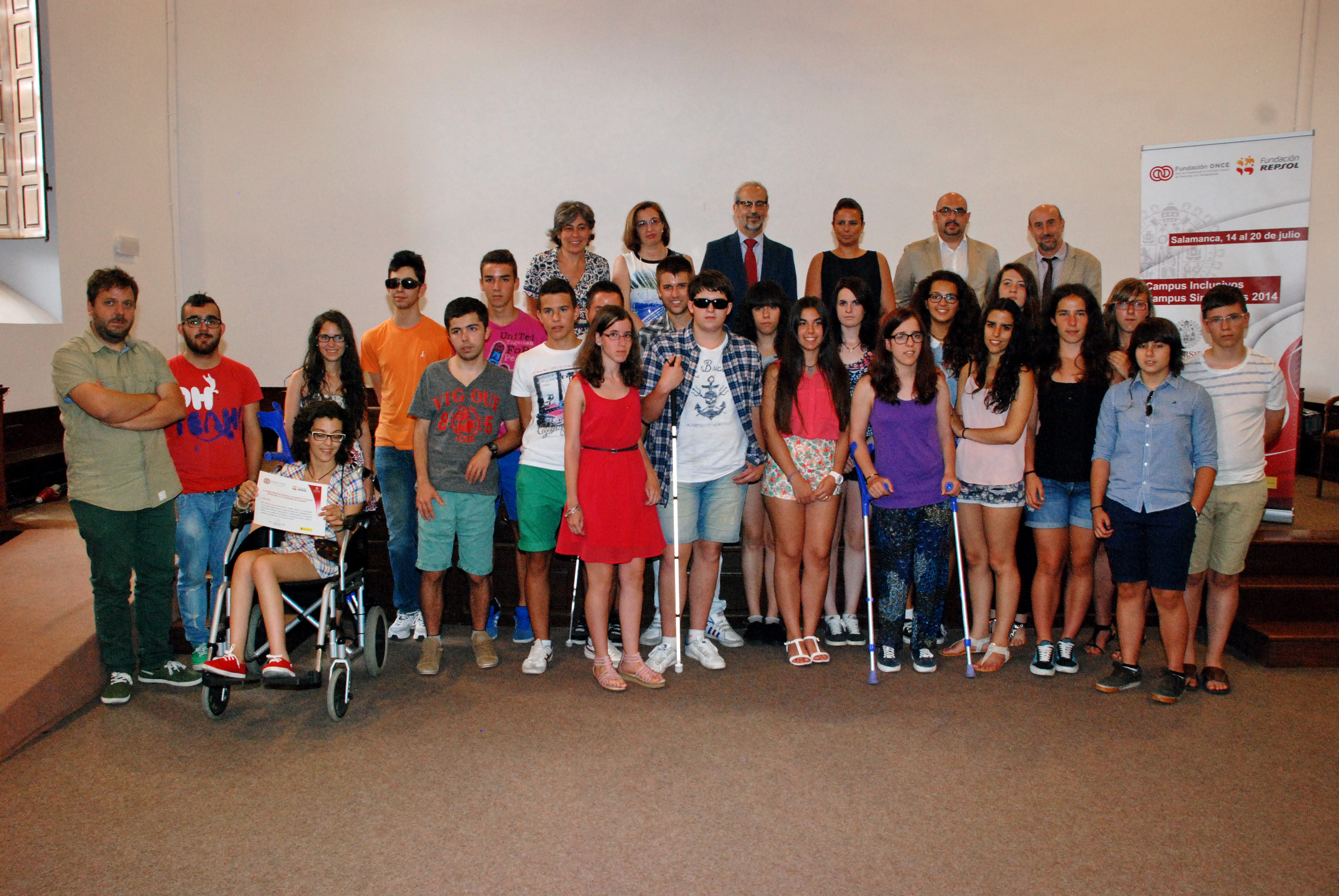 Todos los participanten en el campus de la Universidad de Salamanca