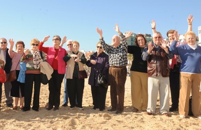 Un grupo de personas mayores durante un viaje de recreo en una zona de playa