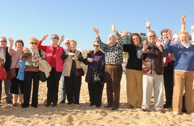 Un grupo de personas mayores durante un viaje de recreo en una zona de playa