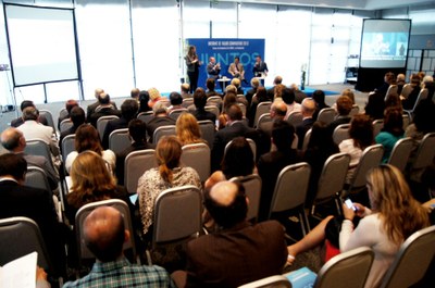 Un salón abarrotado acogió la presentación del informe