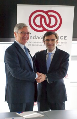 El  consejero delegado de AXA, Jean Paul Rignault, y el vicepresidente ejecutivo de Fundación ONCE, Alberto Durán (derecha).