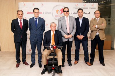 John Kemp, presidente y CEO de Viscardi Center, en Servimedia con Jose M.Huesa,Fernando Riaño, Rafael González e ignacio Velo, ente otros 