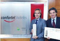 Oñoro con el galardon del Jurado en los Premios a la Iniciativa Hotelera
