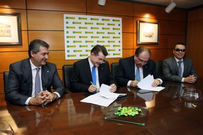 Ángel Sánchez (segundo por la izquierda) firmando el convenio junto a Miguel Ángel Escotet, de ABANCA, a su izquierda.