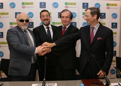 Responsables del EDF y EL, junto a Miguel Carballeda (segundo por la izquierda), tras la firma del convenio
