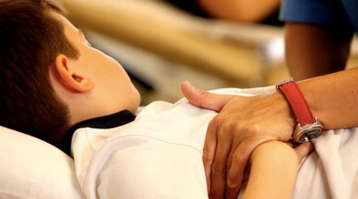 Sesión de fisioterapia con un niño asmático
