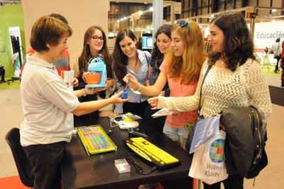 Estudiantes de Magisterio se interesan por las adaptaciones presentadas en el stand de la ONCE y su Fundación