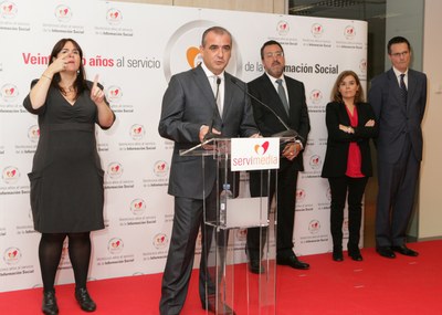 Luciano Poyato agradeciendo el Premio, junto a Miguel Carballeda, Soraya Sáenz de Santamaría y el presidente de Servimedia, Fernando Riaño
