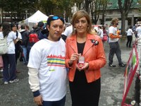 Aitor González junto a la responsable del CPI Sansomendi, Eva Sancho, centro ganador del Cascabel de Oro