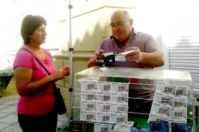 Amancio Carbonell Lázaro, en plena faena vendiendo los productos de juego de la ONCE