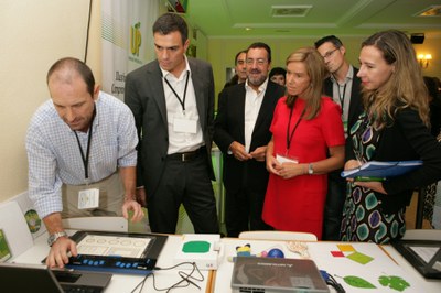 Ana Mato y Pedro Sánchez durante la visita a la exposición paralela al Congreso