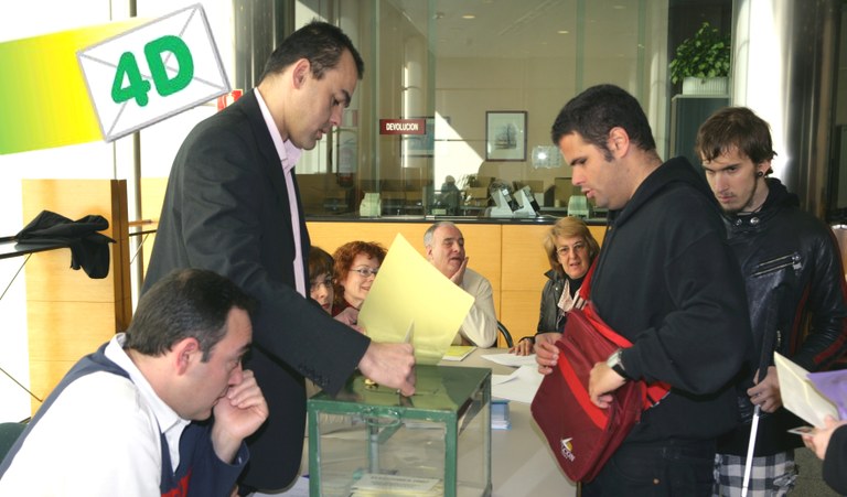 Joven afiliado votando en una anterior convocatoria electoral