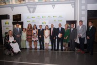 Foto de familia de los galardonados y autoridades en la entrega de Premios Solidarios ONCE 2014 en Canarias