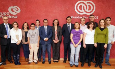 Foto de familia de los nuevos diplomados junto a los responsables de la Fundación ONCE y del Banco Popular