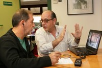 Jesús Eguino (a la derecha) y nuestro compañero Fernando García conversan, vía Internet, con los cabezas de lista de AS