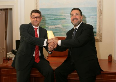 José Luis Pinto (a la izquierda) y Miguel Carballeda entrelazan sus manos en un signo de unidad