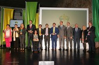 Los premiados en Extremadura, con el presidente del Parlamento autonómico en el centro