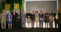 Luisa Fernanda Rudi y Teresa Palahí (en el centro) con los premiados en Aragón