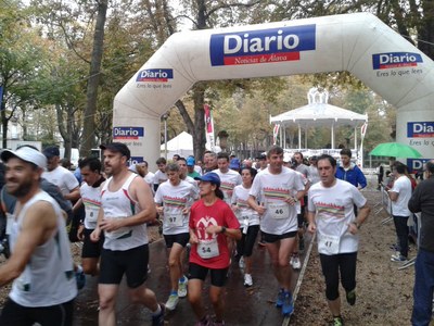 Participantes en línea de salida de la carrera solidaria