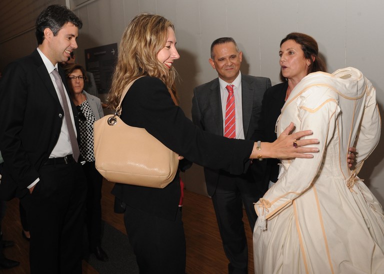 Patricia Sanz contempla una de las réplicas de un vestido de época
