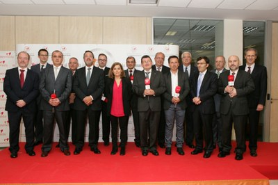 Soraya Sáenz de Santamaría junto a los premiados y Miguel Carballeda