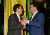 Su presidente, Fernando Manzano, recibe el premio concedido al Parlamento autonómico de Extremadura, de manos del vicepresidente de la ONCE, Andrés Ramos (a la izquierda) 