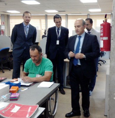 Un momento de la visita de Jesús Valverde (a la izquierda) a las instalaciones de Fucoda