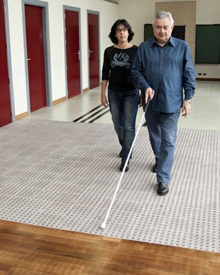 Una técnico de Rehabilitación instruye sobre uso de bastón blanco