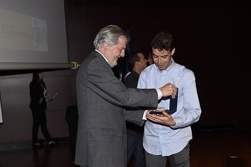 Abderrahman Ait recibe su medalla de manos del ministro de Educación, Cultura y Deporte