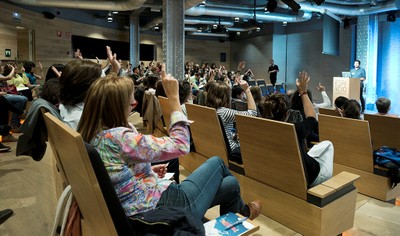 Bona recabando de los profesores participantes una votación a mano alzada durante su intervención