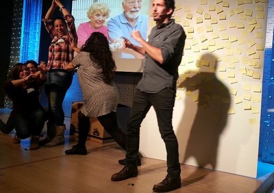 Un grupo de profesoras desarrollando una de las actividades interactivas propuestas por el conferenciante