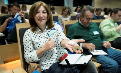 Una de las participantes muestra los materiales con que trabajaron para profundizar en el tema de las texturas y sensaciones