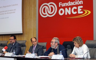 De izquierda a derecha, Miguel Carballeda, Juan Pablo Riesgo, Cándido Méndez y la secretaria general de Fundación ONCE, Teresa Palahí, en la mesa del acto