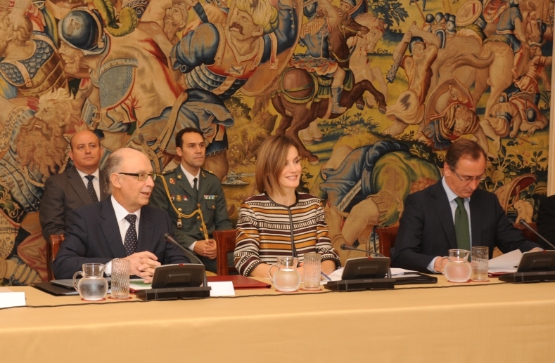 Doña Letizia, flanqueada por los ministros Montoro y Alonso, en la mesa presidencial de la reunión del Real Patronato