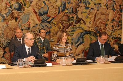Doña Letizia, flanqueada por los ministros Montoro y Alonso, en la mesa presidencial de la reunión del Real Patronato