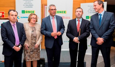 El consejero madrileño (en el centro) junto a los representantes de la ONCE con los que compartió la presentación del comunicado de la UMC