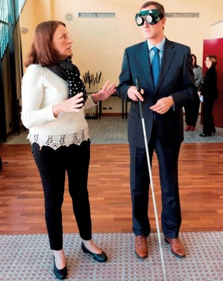 El director de Atención a Personas con Discapacidad de la Comunidad de Madrid, Jorge Jiménez, aprende unos primeros pasos con bastón en una aula de rehabilitación de la ONCE