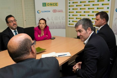 El presidente y la vicepresidenta canarios, con Miguel Carballeda y los responsables de la ONCE en las islas