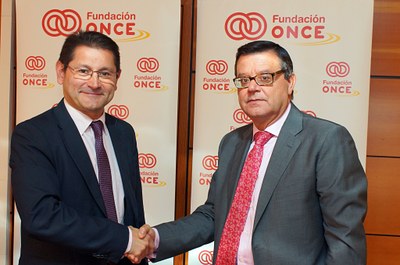 Faustino Cuadrado (a la izquierda) y José Luis Martínez Donoso sellan el acuerdo con un apretón de manos